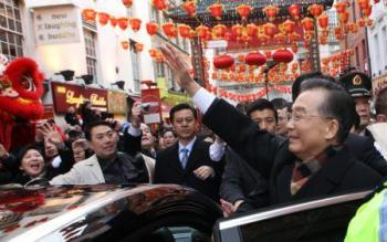 Chinese&nbsp;Premier&nbsp;Wen&nbsp;Jiabao&nbsp;(R&nbsp;Front)&nbsp;meets&nbsp;with&nbsp;overseas&nbsp;Chinese&nbsp;and&nbsp;send&nbsp;greetings&nbsp;to&nbsp;them&nbsp;for&nbsp;the&nbsp;Chinese&nbsp;lunar&nbsp;New&nbsp;Year&nbsp;in&nbsp;the&nbsp;Chinatown&nbsp;of&nbsp;London&nbsp;Jan.&nbsp;31,&nbsp;2009.&nbsp;Chinese&nbsp;Premier&nbsp;Wen&nbsp;Jiabao&nbsp;arrived&nbsp;in&nbsp;London&nbsp;on&nbsp;Jan.&nbsp;31&nbsp;for&nbsp;a&nbsp;three-day&nbsp;visit&nbsp;to&nbsp;Britain.&nbsp;(Xinhua/Yao&nbsp;Dawei)