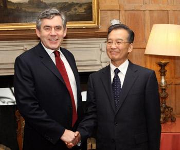Chinese&nbsp;Premier&nbsp;Wen&nbsp;Jiabao&nbsp;(R)&nbsp;shakes&nbsp;hands&nbsp;with&nbsp;British&nbsp;Prime&nbsp;Minister&nbsp;Gordon&nbsp;Brown&nbsp;during&nbsp;the&nbsp;dinner&nbsp;Brown&nbsp;hosts&nbsp;for&nbsp;him&nbsp;at&nbsp;the&nbsp;British&nbsp;prime&nbsp;minister's&nbsp;official&nbsp;residence&nbsp;on&nbsp;the&nbsp;outskirts&nbsp;of&nbsp;London&nbsp;Jan.&nbsp;31,&nbsp;2009.&nbsp;Chinese&nbsp;Premier&nbsp;Wen&nbsp;Jiabao&nbsp;arrived&nbsp;in&nbsp;London&nbsp;on&nbsp;Jan.&nbsp;31&nbsp;for&nbsp;a&nbsp;three-day&nbsp;visit&nbsp;to&nbsp;Britain.&nbsp;(Xinhua/Lan&nbsp;Hongguang)