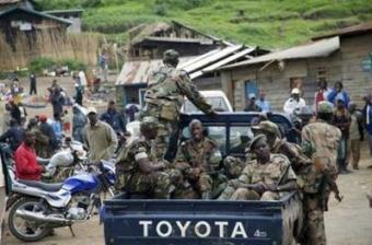 Rwandan troops ride on a truck at Mushake in eastern Congo, January 26, 2009.REUTERS/Alissa Everett 