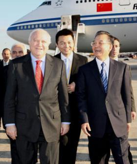 Chinese&nbsp;Premier&nbsp;Wen&nbsp;Jiabao&nbsp;(R,&nbsp;front)&nbsp;is&nbsp;greeted&nbsp;by&nbsp;Spanish&nbsp;Foreign&nbsp;Minister&nbsp;Miguel&nbsp;Angel&nbsp;Moratinos&nbsp;upon&nbsp;his&nbsp;arrival&nbsp;at&nbsp;an&nbsp;airport&nbsp;of&nbsp;Madrid,&nbsp;Spain,&nbsp;Jan.&nbsp;30,&nbsp;2009.&nbsp;Wen&nbsp;Jiabao&nbsp;arrived&nbsp;Friday&nbsp;in&nbsp;the&nbsp;Spanish&nbsp;capital&nbsp;for&nbsp;an&nbsp;official&nbsp;visit.&nbsp;(Xinhua/Yao&nbsp;Dawei)