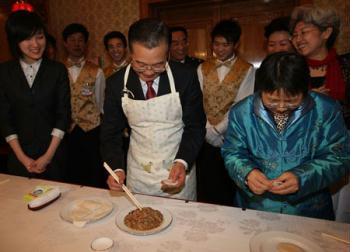 Chinese&nbsp;Premier&nbsp;Wen&nbsp;Jiabao&nbsp;(C,&nbsp;front)&nbsp;makes&nbsp;dumplings&nbsp;with&nbsp;staff&nbsp;members&nbsp;of&nbsp;the&nbsp;Chinese&nbsp;Embassy&nbsp;to&nbsp;Britain,&nbsp;Chinese&nbsp;students&nbsp;studying&nbsp;in&nbsp;Britain,&nbsp;and&nbsp;overseas&nbsp;Chinese&nbsp;in&nbsp;Britain&nbsp;as&nbsp;he&nbsp;visits&nbsp;the&nbsp;Chinese&nbsp;Embassy&nbsp;to&nbsp;Britain&nbsp;in&nbsp;London,&nbsp;Britain,&nbsp;Feb.&nbsp;1,&nbsp;2009.&nbsp;Wen&nbsp;is&nbsp;on&nbsp;a&nbsp;three-day&nbsp;official&nbsp;visit&nbsp;to&nbsp;Britain,&nbsp;the&nbsp;last&nbsp;leg&nbsp;of&nbsp;his&nbsp;week-long&nbsp;European&nbsp;tour.&nbsp;(Xinhua/Yao&nbsp;Dawei)&nbsp;