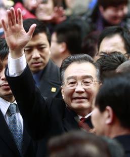Premier&nbsp;Wen&nbsp;Jiabao&nbsp;waves&nbsp;as&nbsp;he&nbsp;walks&nbsp;through&nbsp;London's&nbsp;Chinatown&nbsp;on&nbsp;Saturday,&nbsp;January&nbsp;31,&nbsp;2009.&nbsp;[Agencies]