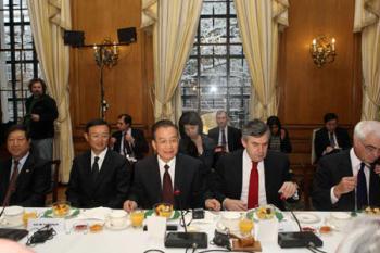 British&nbsp;Prime&nbsp;Minister&nbsp;Gordon&nbsp;Brown&nbsp;(2nd&nbsp;R&nbsp;Front)&nbsp;and&nbsp;visiting&nbsp;Chinese&nbsp;Premier&nbsp;Wen&nbsp;Jiabao&nbsp;(C&nbsp;Front)&nbsp;attend&nbsp;a&nbsp;breakfast&nbsp;with&nbsp;guests&nbsp;from&nbsp;the&nbsp;academic&nbsp;and&nbsp;financial&nbsp;circles&nbsp;at&nbsp;10&nbsp;Downing&nbsp;Street&nbsp;in&nbsp;London&nbsp;Feb.&nbsp;2,&nbsp;2009.&nbsp;(Xinhua/Lan&nbsp;Hongguang)