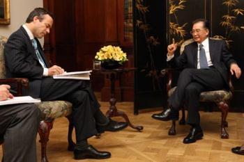 Chinese&nbsp;Premier&nbsp;Wen&nbsp;Jiabao&nbsp;(R)&nbsp;receives&nbsp;an&nbsp;interview&nbsp;by&nbsp;Lionel&nbsp;Barber,&nbsp;editor&nbsp;of&nbsp;the&nbsp;Financial&nbsp;Times,&nbsp;in&nbsp;London,&nbsp;Britain,&nbsp;Feb.&nbsp;1,&nbsp;2009.&nbsp;Wen&nbsp;is&nbsp;on&nbsp;a&nbsp;three-day&nbsp;official&nbsp;visit&nbsp;to&nbsp;Britain,&nbsp;the&nbsp;last&nbsp;leg&nbsp;of&nbsp;his&nbsp;week-long&nbsp;European&nbsp;tour.&nbsp;(Xinhua/Yao&nbsp;Dawei)