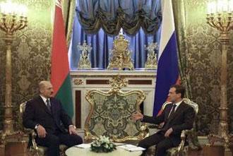 Russian President Dmitry Medvedev (R) meets his Belarussian counterpart Alexander Lukashenko in the Kremlin in Moscow February 3, 2009.REUTERS/RIA Novosti/Pool