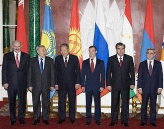 Belarus's President Alexander Lukashenko, Kazakhstan's President Nursultan Nazarbayev, Kyrgyzstan's President Kurmanbek Bakiyev, Russia's President Dmitry Medvedev, Tajikistan's President Imomali Rakhmon and Armenia's President Serzh Sarksyan (L-R) during the Eurasian Economic Community session in Moscow February 4, 2009.REUTERS/Sergei Karpukhin