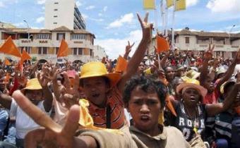Supporters&nbsp;of&nbsp;sacked&nbsp;Antananarivo&nbsp;mayor&nbsp;Andry&nbsp;Rajoelina&nbsp;attend&nbsp;an&nbsp;opposition&nbsp;rally&nbsp;in&nbsp;Antananarivo&nbsp;February&nbsp;7,&nbsp;2009.&nbsp;Up&nbsp;to&nbsp;25&nbsp;people&nbsp;were&nbsp;killed&nbsp;on&nbsp;Saturday&nbsp;in&nbsp;protests&nbsp;in&nbsp;Madagascar's&nbsp;capital&nbsp;against&nbsp;President&nbsp;Marc&nbsp;Ravalomanana's&nbsp;government,&nbsp;according&nbsp;to&nbsp;police.REUTERS/Stringer