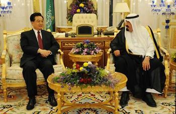Visiting&nbsp;Chinese&nbsp;President&nbsp;Hu&nbsp;Jintao&nbsp;(L)&nbsp;talks&nbsp;with&nbsp;Saudi&nbsp;Arabian&nbsp;King&nbsp;Abdullah&nbsp;bin&nbsp;Abdul-Aziz&nbsp;during&nbsp;their&nbsp;meeting&nbsp;in&nbsp;Riyadh,&nbsp;Saudi&nbsp;Arabia,&nbsp;Feb.&nbsp;10,&nbsp;2009.&nbsp;(Xinhua/Rao&nbsp;Aimin)
