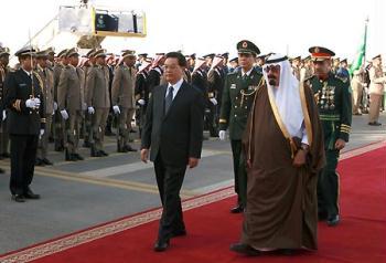 Chinese&nbsp;President&nbsp;Hu&nbsp;Jintao&nbsp;(L&nbsp;front)&nbsp;and&nbsp;Saudi&nbsp;Arabian&nbsp;King&nbsp;Abdullah&nbsp;bin&nbsp;Abdul-Aziz&nbsp;(R&nbsp;front)&nbsp;review&nbsp;the&nbsp;honor&nbsp;guard&nbsp;during&nbsp;a&nbsp;welcoming&nbsp;ceremony&nbsp;upon&nbsp;Hu's&nbsp;arrival&nbsp;at&nbsp;the&nbsp;airport&nbsp;in&nbsp;Riyadh,&nbsp;Saudi&nbsp;Arabia,&nbsp;Feb.&nbsp;10,&nbsp;2009.&nbsp;(Xinhua/Ju&nbsp;Peng)
