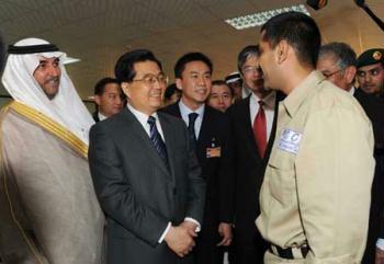 Visiting&nbsp;Chinese&nbsp;President&nbsp;Hu&nbsp;Jintao&nbsp;(2nd&nbsp;L&nbsp;front)&nbsp;talks&nbsp;with&nbsp;a&nbsp;staff&nbsp;member&nbsp;as&nbsp;he&nbsp;visits&nbsp;a&nbsp;cement&nbsp;production&nbsp;project&nbsp;constructed&nbsp;by&nbsp;Chinese&nbsp;companies&nbsp;in&nbsp;Riyadh,&nbsp;Saudi&nbsp;Arabia,&nbsp;Feb.&nbsp;11,&nbsp;2009.&nbsp;(Xinhua/Rao&nbsp;Aimin)