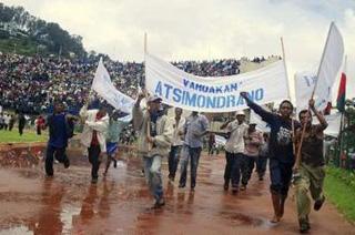 Supporters&nbsp;of&nbsp;Madagascar's&nbsp;President&nbsp;Marc&nbsp;Ravalomanana&nbsp;take&nbsp;part&nbsp;in&nbsp;a&nbsp;rally&nbsp;in&nbsp;support&nbsp;of&nbsp;Ravalomanana&nbsp;at&nbsp;the&nbsp;Mahamasina&nbsp;Municipal&nbsp;Stadium&nbsp;in&nbsp;Antanarivo&nbsp;February&nbsp;11,&nbsp;2009.REUTERS/Carl&nbsp;Hocquart