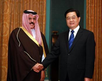 Chinese President Hu Jintao (R) shakes hands with Abdul Rahman Al-Attiyah, secretary general of the Gulf Cooperation Council (GCC), in Riyadh, capital of Saudi Arabia, Feb. 11, 2009. Hu is in Saudi Arabia for a state visit.(Xinhua/Ju Peng)