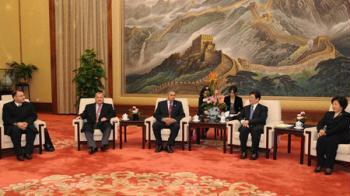 Wang Zhaoguo (2nd R), who is a member of the Political Bureau of the Communist Party of China (CPC) Central Committee, vice chairman of the Standing Committee of the Chinese National People's Congress (NPC) and also the chairman of the All-China Federation of Trade Unions (ACFTU), meets with delegates who attend the 2009 International Forum on Economic Globalization and Trade Unions, in Beijing, capital of China, Feb. 12, 2009. (Xinhua/Gao Jie)