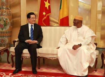 Chinese&nbsp;President&nbsp;Hu&nbsp;Jintao&nbsp;(L)&nbsp;meets&nbsp;with&nbsp;Malian&nbsp;President&nbsp;Amadou&nbsp;Toumany&nbsp;Toure&nbsp;in&nbsp;Bamako,&nbsp;Mali,&nbsp;on&nbsp;Feb.&nbsp;12,&nbsp;2009.&nbsp;(Xinhua/Rao&nbsp;Aimin)