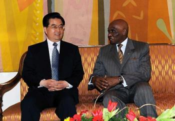Visiting&nbsp;Chinese&nbsp;President&nbsp;Hu&nbsp;Jintao&nbsp;(L)&nbsp;meets&nbsp;with&nbsp;his&nbsp;Senegalese&nbsp;counterpart&nbsp;Abdoulaye&nbsp;Wade&nbsp;in&nbsp;Dakar,&nbsp;capital&nbsp;of&nbsp;Senegal,&nbsp;Feb.&nbsp;13,&nbsp;2009.&nbsp;(Xinhua/Rao&nbsp;Aimin)