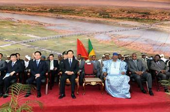 Visiting&nbsp;Chinese&nbsp;President&nbsp;Hu&nbsp;Jintao&nbsp;(3rd&nbsp;L&nbsp;Front)&nbsp;and&nbsp;his&nbsp;Malian&nbsp;counterpart&nbsp;Amadou&nbsp;Toumany&nbsp;Toure&nbsp;(3rd&nbsp;R&nbsp;Front)&nbsp;attend&nbsp;an&nbsp;inauguration&nbsp;of&nbsp;a&nbsp;China-aided&nbsp;bridge&nbsp;construction&nbsp;project&nbsp;in&nbsp;Bamako,&nbsp;capital&nbsp;of&nbsp;Mali,&nbsp;Feb.&nbsp;13,&nbsp;2009.&nbsp;(Xinhua/Rao&nbsp;Aimin)