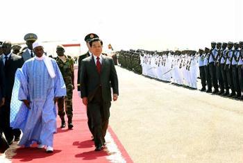 Chinese&nbsp;President&nbsp;Hu&nbsp;Jintao&nbsp;(R&nbsp;Front)&nbsp;inspects&nbsp;the&nbsp;honor&nbsp;guard&nbsp;at&nbsp;a&nbsp;welcome&nbsp;ceremony&nbsp;held&nbsp;by&nbsp;his&nbsp;Senegalese&nbsp;counterpart&nbsp;Abdoulaye&nbsp;Wade&nbsp;(L&nbsp;Front)&nbsp;at&nbsp;the&nbsp;airport&nbsp;in&nbsp;Dakar,&nbsp;capital&nbsp;of&nbsp;Senegal,&nbsp;Feb.&nbsp;13,&nbsp;2009.&nbsp;Chinese&nbsp;President&nbsp;Hu&nbsp;Jintao&nbsp;arrived&nbsp;in&nbsp;the&nbsp;Senegalese&nbsp;capital&nbsp;of&nbsp;Dakar&nbsp;on&nbsp;Friday&nbsp;for&nbsp;a&nbsp;state&nbsp;visit&nbsp;to&nbsp;promote&nbsp;friendly&nbsp;and&nbsp;cooperative&nbsp;relations&nbsp;between&nbsp;the&nbsp;two&nbsp;countries.&nbsp;(Xinhua/Rao&nbsp;Aimin)