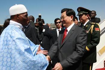 Chinese&nbsp;President&nbsp;Hu&nbsp;Jintao&nbsp;(R&nbsp;Front)&nbsp;is&nbsp;welcomed&nbsp;by&nbsp;his&nbsp;Senegalese&nbsp;counterpart&nbsp;Abdoulaye&nbsp;Wade&nbsp;(L&nbsp;Front)&nbsp;at&nbsp;the&nbsp;airport&nbsp;in&nbsp;Dakar,&nbsp;capital&nbsp;of&nbsp;Senegal,&nbsp;Feb.&nbsp;13,&nbsp;2009.&nbsp;Chinese&nbsp;President&nbsp;Hu&nbsp;Jintao&nbsp;arrived&nbsp;in&nbsp;the&nbsp;Senegalese&nbsp;capital&nbsp;of&nbsp;Dakar&nbsp;on&nbsp;Friday&nbsp;for&nbsp;a&nbsp;state&nbsp;visit&nbsp;to&nbsp;promote&nbsp;friendly&nbsp;and&nbsp;cooperative&nbsp;relations&nbsp;between&nbsp;the&nbsp;two&nbsp;countries.&nbsp;(Xinhua/Ju&nbsp;Peng)