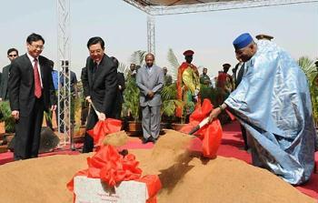 Visiting&nbsp;Chinese&nbsp;President&nbsp;Hu&nbsp;Jintao&nbsp;(3rd&nbsp;L&nbsp;Front)&nbsp;and&nbsp;his&nbsp;Malian&nbsp;counterpart&nbsp;Amadou&nbsp;Toumany&nbsp;Toure&nbsp;(3rd&nbsp;R&nbsp;Front)&nbsp;attend&nbsp;an&nbsp;inauguration&nbsp;of&nbsp;a&nbsp;China-aided&nbsp;bridge&nbsp;construction&nbsp;project&nbsp;in&nbsp;Bamako,&nbsp;capital&nbsp;of&nbsp;Mali,&nbsp;Feb.&nbsp;13,&nbsp;2009.&nbsp;(Xinhua/Rao&nbsp;Aimin)