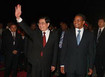Chinese President Hu Jintao (L, front) is greeted by Tanzanian President Jakaya Mrisho Kikwete upon his arrival at the airport in Dar es Salaam, Tanzania, Feb. 14, 2009. Hu arrived here on Saturday night for a state visit to Tanzania.(Xinhua/Ju Peng)