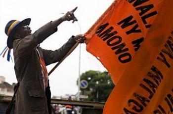 A&nbsp;supporter&nbsp;of&nbsp;Antananarivo&nbsp;Mayor&nbsp;Andry&nbsp;Rajoelina&nbsp;rallies&nbsp;in&nbsp;the&nbsp;main&nbsp;square&nbsp;of&nbsp;the&nbsp;Madagascan&nbsp;capital.&nbsp;Madagascar's&nbsp;political&nbsp;rivals&nbsp;have&nbsp;begun&nbsp;talks&nbsp;aimed&nbsp;at&nbsp;ending&nbsp;weeks&nbsp;of&nbsp;unrest&nbsp;that&nbsp;has&nbsp;paralysed&nbsp;the&nbsp;Indian&nbsp;Ocean&nbsp;island&nbsp;and&nbsp;claimed&nbsp;nearly&nbsp;100&nbsp;lives,&nbsp;a&nbsp;French&nbsp;envoy&nbsp;said&nbsp;Thursday.(AFP/Walter&nbsp;Astrada)
