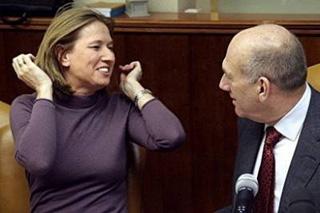 Israeli Foreign Minister Tzipi Livni (L) speaks with Prime Minister Ehud Olmert during the weekly cabinet meeting in Jerusalem.(AFP/Pool/Emil Salman)