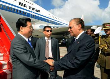 Chinese&nbsp;President&nbsp;Hu&nbsp;Jintao&nbsp;(L&nbsp;Front)&nbsp;shakes&nbsp;hands&nbsp;with&nbsp;Mauritian&nbsp;Prime&nbsp;Minister&nbsp;Navinchandra&nbsp;Ramgoolam&nbsp;greeting&nbsp;him&nbsp;upon&nbsp;his&nbsp;arrival&nbsp;in&nbsp;Port&nbsp;Louis&nbsp;for&nbsp;a&nbsp;state&nbsp;visit&nbsp;Feb.&nbsp;16,&nbsp;2009.(Xinhua/Rao&nbsp;Aimin)