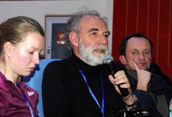 An Italian reporter asks questions during the press conference held by the Information Office of the Tibet Autonomous Region government in Lhasa, capital of southwest China's Tibet Autonomous Region, Feb. 10, 2009.(Xinhua/Chogo)