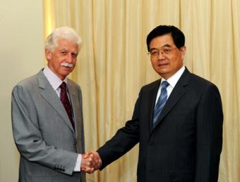 Chinese President Hu Jintao (R) meets with Paul Berenger, leader of the Mauritian Militant Movement, in Port Louis of Mauritius, Feb. 17, 2009. (Xinhua/Rao Aimin)
