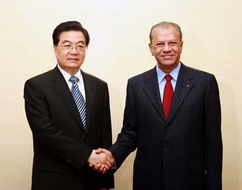 Visiting&nbsp;Chinese&nbsp;President&nbsp;Hu&nbsp;Jintao&nbsp;(L)&nbsp;meets&nbsp;with&nbsp;Mauritian&nbsp;Prime&nbsp;Minister&nbsp;Navinchandra&nbsp;Ramgoolam&nbsp;in&nbsp;Port&nbsp;Louis,&nbsp;Mauritius,&nbsp;Feb.&nbsp;17,&nbsp;2009.(Xinhua/Ju&nbsp;Peng)