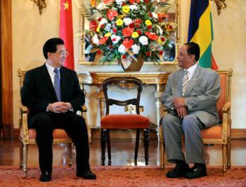 Visiting&nbsp;Chinese&nbsp;President&nbsp;Hu&nbsp;Jintao&nbsp;(L)&nbsp;meets&nbsp;with&nbsp;Mauritian&nbsp;President&nbsp;Anerood&nbsp;Jugnauth&nbsp;in&nbsp;Port&nbsp;Louis,&nbsp;Mauritius,&nbsp;Feb.&nbsp;17,&nbsp;2009.&nbsp;(Xinhua/Rao&nbsp;Aimin)