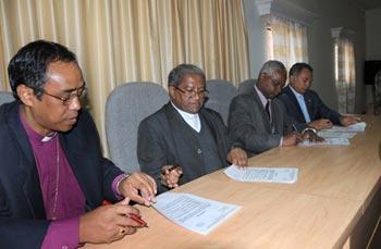 The&nbsp;Christian&nbsp;Council&nbsp;of&nbsp;Churches&nbsp;issues&nbsp;a&nbsp;statement&nbsp;achieved&nbsp;after&nbsp;the&nbsp;meeting&nbsp;between&nbsp;Madagascan&nbsp;President&nbsp;Marc&nbsp;Ravalomanana&nbsp;and&nbsp;his&nbsp;rival&nbsp;Andry&nbsp;Rajoelina,&nbsp;in&nbsp;Antananarivo&nbsp;Feb.&nbsp;21,&nbsp;2009.&nbsp;Marc&nbsp;Ravalomanana&nbsp;and&nbsp;Andry&nbsp;Rajoelina&nbsp;agreed&nbsp;here&nbsp;on&nbsp;Saturday&nbsp;afternoon&nbsp;to&nbsp;stop&nbsp;provocation&nbsp;and&nbsp;violent&nbsp;demonstration&nbsp;during&nbsp;their&nbsp;meeting,&nbsp;which&nbsp;was&nbsp;the&nbsp;first&nbsp;between&nbsp;the&nbsp;president&nbsp;and&nbsp;the&nbsp;opposition&nbsp;leader&nbsp;since&nbsp;last&nbsp;December,&nbsp;when&nbsp;the&nbsp;current&nbsp;political&nbsp;crisis&nbsp;began.&nbsp;(Xinhua/Xu&nbsp;Suhui)