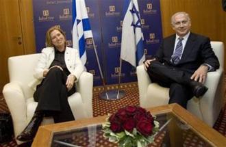 Israel's Likud party leader Benjamin Netanyahu (R) meets Foreign Minister and Kadima party leader Tzipi Livni in Jerusalem February 22, 2009.REUTERS/Ammar Awad