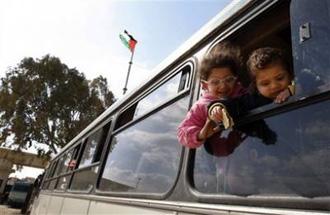 Palestinian&nbsp;children&nbsp;are&nbsp;seen&nbsp;on&nbsp;a&nbsp;bus&nbsp;as&nbsp;they&nbsp;wait&nbsp;to&nbsp;cross&nbsp;to&nbsp;Egypt&nbsp;at&nbsp;the&nbsp;Rafah&nbsp;border&nbsp;crossing,&nbsp;southern&nbsp;Gaza&nbsp;Strip,&nbsp;Sunday,&nbsp;Feb.&nbsp;22,&nbsp;2009.(AP&nbsp;Photo/&nbsp;Khalil&nbsp;Hamra)