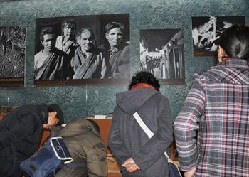 Visitors look at objects that were used by serf owners to torture serfs in old Tibet at an exhibition marking the 50th anniversary of the Democratic Reform in Tibet Autonomous Region in Beijing, Feb. 25, 2009. (Xinhuanet Photo)