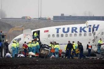 Emergency workers gather round the cockpit of a Turkish Airlines passenger plane with 135 people aboard which crashed while attempting to land at Amsterdam's Schiphol airport February 25, 2009.REUTERS/Robin Van Lonkhuijsen/United Photos