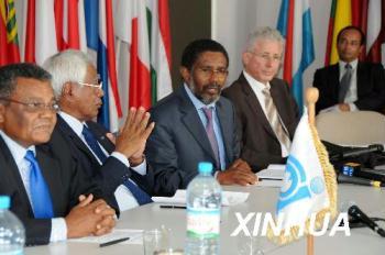 A&nbsp;UN&nbsp;special&nbsp;envoy&nbsp;says&nbsp;Madagascar's&nbsp;political&nbsp;rivals&nbsp;have&nbsp;agreed&nbsp;to&nbsp;return&nbsp;to&nbsp;negotiations.&nbsp;Four&nbsp;weeks&nbsp;of&nbsp;riots&nbsp;triggered&nbsp;by&nbsp;a&nbsp;power&nbsp;struggle&nbsp;has&nbsp;claimed&nbsp;more&nbsp;than&nbsp;100&nbsp;lives.