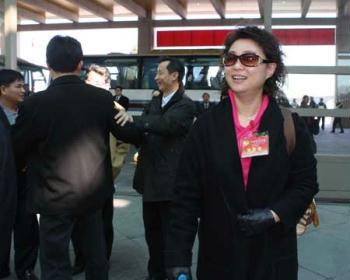 A member of the 11th National Committee of the Chinese People's Political Consultative Conference (CPPCC) from south China's Guangdong Province arrives in Beijing, capital of China, March 1, 2009. The Second Session of the 11th CPPCC National Committee will open on March 3. (Xinhua/Liu Weibing) 