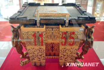 A&nbsp;"Fou"&nbsp;drum&nbsp;was&nbsp;put&nbsp;on&nbsp;display&nbsp;at&nbsp;an&nbsp;auction&nbsp;site&nbsp;in&nbsp;Beijing&nbsp;on&nbsp;Sunday,&nbsp;March&nbsp;8,&nbsp;2009.&nbsp;[Photo:&nbsp;Xinhua]