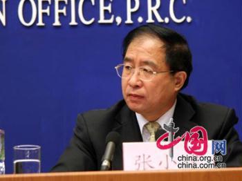 Zhang Xiaojian, Vice minister of Ministry of HR & Social Security, said, "Graduates and migrant workers used to have independent employment channels. Now they have to compete for jobs in the same market, which adds more pressure. There will be 24 million people in cities and towns looking for jobs this year. Economic growth and policy support will help half of them find jobs, but there's still the other half, perhaps more."