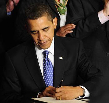 U.S. President Barack Obama signs an Executive Order on stem cells research in the East Room of the White House in Washington, the United States of America, March 9, 2009.(Xinhua/Zhang Yan)