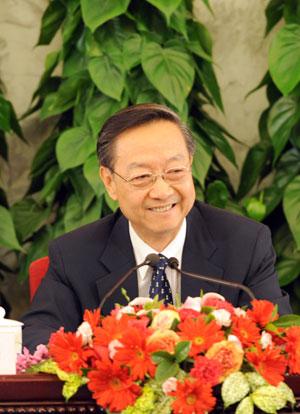 Minister of Industry and Information Technology Li Yizhong smiles during a press conference on 