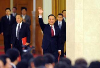 Chinese Premier Wen Jiabao (R) arrives for a press conference after the closing meeting of the Second Session of the 11th National People's Congress (NPC) at the Great Hall of the People in Beijing, capital of China, March 13, 2009. The annual NPC session closed on Friday. (Xinhua Photo)