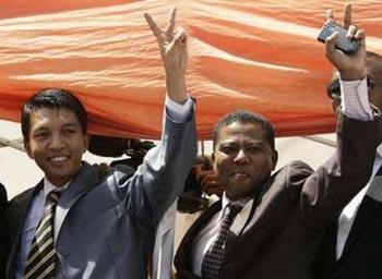 Madagascar's&nbsp;opposition&nbsp;leader&nbsp;Andry&nbsp;Rajoelina&nbsp;(L)&nbsp;greets&nbsp;his&nbsp;supporters&nbsp;with&nbsp;Monja&nbsp;Roindefo,&nbsp;the&nbsp;man&nbsp;he&nbsp;named&nbsp;prime&nbsp;minister,&nbsp;during&nbsp;a&nbsp;rally&nbsp;in&nbsp;Antananarivo&nbsp;March&nbsp;14,&nbsp;2009.&nbsp;Rajoelina&nbsp;told&nbsp;thousands&nbsp;of&nbsp;his&nbsp;supporters&nbsp;in&nbsp;the&nbsp;capital&nbsp;on&nbsp;Saturday&nbsp;he&nbsp;was&nbsp;giving&nbsp;President&nbsp;Marc&nbsp;Ravalomanana&nbsp;four&nbsp;hours&nbsp;to&nbsp;resign.&nbsp;REUTERS/Siphiwe&nbsp;Sibeko&nbsp;(MADAGASCAR&nbsp;POLITICS&nbsp;CONFLICT)&nbsp;
