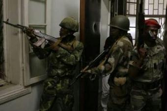 Soldiers&nbsp;take&nbsp;aim&nbsp;after&nbsp;two&nbsp;tanks&nbsp;backed&nbsp;by&nbsp;troops&nbsp;forced&nbsp;their&nbsp;way&nbsp;into&nbsp;a&nbsp;presidential&nbsp;palace&nbsp;in&nbsp;Antananarivo&nbsp;March&nbsp;16,&nbsp;2009.&nbsp;Tanks&nbsp;successfully&nbsp;forced&nbsp;their&nbsp;way&nbsp;into&nbsp;the&nbsp;presidential&nbsp;palace&nbsp;in&nbsp;the&nbsp;centre&nbsp;of&nbsp;Madagascar's&nbsp;capital&nbsp;on&nbsp;Monday,&nbsp;but&nbsp;the&nbsp;president&nbsp;was&nbsp;not&nbsp;in&nbsp;the&nbsp;building.REUTERS/Siphiwe&nbsp;Sibeko(MADAGASCAR&nbsp;POLITICS&nbsp;CONFLICT)