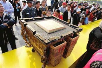 90&nbsp;of&nbsp;the&nbsp;2,008&nbsp;drums&nbsp;used&nbsp;at&nbsp;the&nbsp;opening&nbsp;ceremony&nbsp;of&nbsp;the&nbsp;Beijing&nbsp;Olympic&nbsp;Games&nbsp;were&nbsp;auctioned&nbsp;on-line&nbsp;on&nbsp;Monday.&nbsp;The&nbsp;bids&nbsp;totaled&nbsp;more&nbsp;than&nbsp;12.8&nbsp;million&nbsp;yuan,&nbsp;or&nbsp;almost&nbsp;1.9&nbsp;million&nbsp;U.S.&nbsp;dollars.