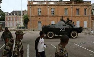 Soldiers&nbsp;stand&nbsp;guard&nbsp;outside&nbsp;the&nbsp;presidential&nbsp;palace&nbsp;in&nbsp;Antananarivo&nbsp;March&nbsp;17,&nbsp;2009.REUTERS/Siphiwe&nbsp;Sibeko