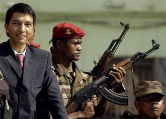Madagascar's&nbsp;opposition&nbsp;leader&nbsp;Andry&nbsp;Rajoelina&nbsp;is&nbsp;seen&nbsp;at&nbsp;the&nbsp;presidential&nbsp;palace&nbsp;in&nbsp;Antananarivo,&nbsp;March&nbsp;17,&nbsp;2009.REUTERS/Siphiwe&nbsp;Sibeko