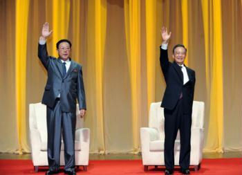 Chinese&nbsp;Premier&nbsp;Wen&nbsp;Jiabao&nbsp;(R)&nbsp;and&nbsp;his&nbsp;counterpart&nbsp;of&nbsp;the&nbsp;Democratic&nbsp;People's&nbsp;Republic&nbsp;of&nbsp;Korea&nbsp;(DPRK)&nbsp;Kim&nbsp;Yong&nbsp;Il&nbsp;wave&nbsp;during&nbsp;a&nbsp;ceremony&nbsp;marking&nbsp;the&nbsp;60th&nbsp;anniversary&nbsp;of&nbsp;the&nbsp;establishment&nbsp;of&nbsp;the&nbsp;China-DPRK&nbsp;diplomatic&nbsp;relations&nbsp;and&nbsp;the&nbsp;launch&nbsp;of&nbsp;the&nbsp;China-DPRK&nbsp;Friendship&nbsp;Year&nbsp;in&nbsp;Beijing,&nbsp;capital&nbsp;of&nbsp;China,&nbsp;March&nbsp;18,&nbsp;2009.&nbsp;(Xinhua/Ma&nbsp;Zhancheng)