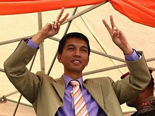 Madagascan&nbsp;opposition&nbsp;leader&nbsp;Andry&nbsp;Rajoelina&nbsp;greets&nbsp;the&nbsp;crowd&nbsp;at&nbsp;a&nbsp;rally&nbsp;in&nbsp;Antananarivo.(AFP/Alexander&nbsp;Joe